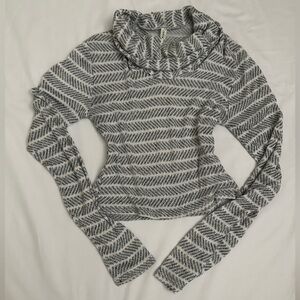 White & Gray Light Weight Ling Sleeve Turtle Neck Size Small